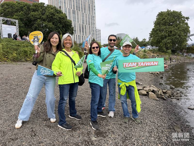 大波特蘭台灣同鄉會會長李旭東（右）帶領僑界代表們在河岸邊為Team Taiwan龍舟隊加油打氣。