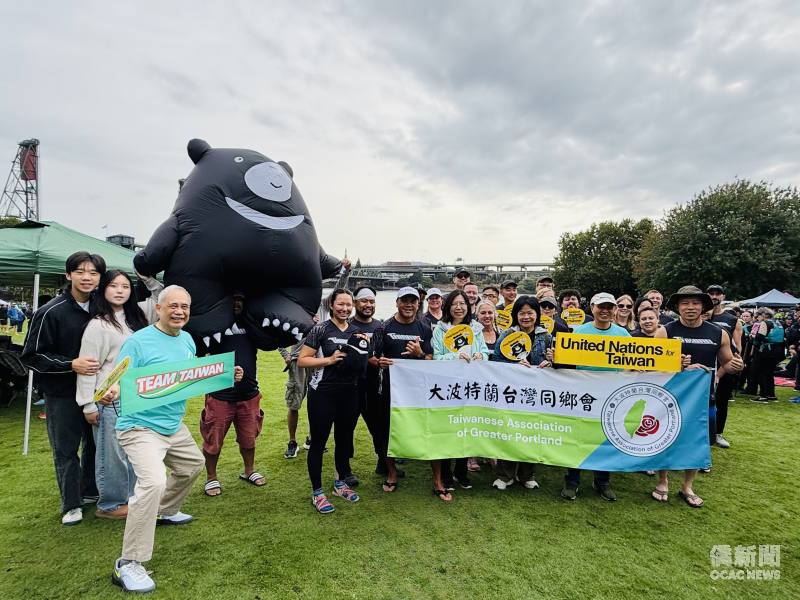 僑務委員會副委員長賴麗瑩（前排中）與Team Taiwan龍舟隊全體隊員合影，為選手們加油打氣。