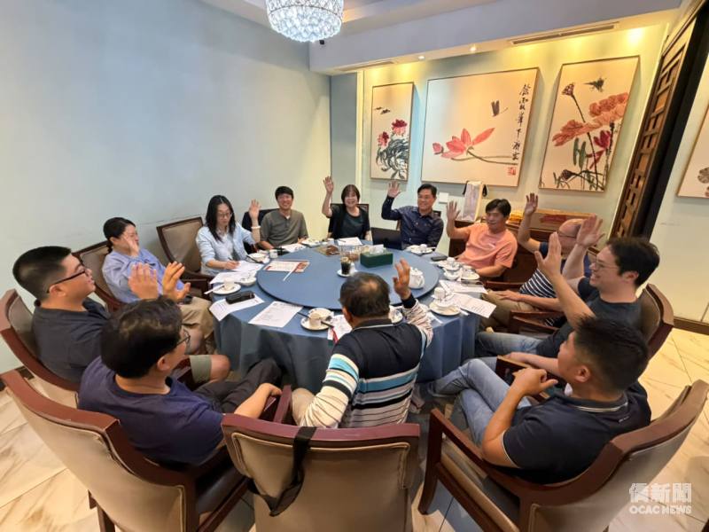理監事就商會會務及未來工作方向，於會議中舉手表達意見，積極參與討論。