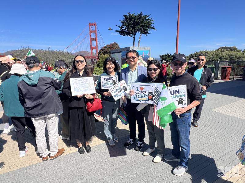 與會鄉親手持標語支持臺灣參與聯合國；(左起)：金山文教中心副主任劉岱欣、北加州臺灣同鄉聯合會會長黃桂華、金山灣區文教中心主任王偉讚、金山灣區文教中心副主任蔡佳樺及北加州臺灣同鄉聯合會副會長陳溢茂。