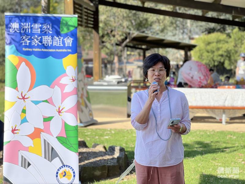 洪韶君熱情歡迎客家會員及親子家庭蒞臨，共度歡樂中秋時光。