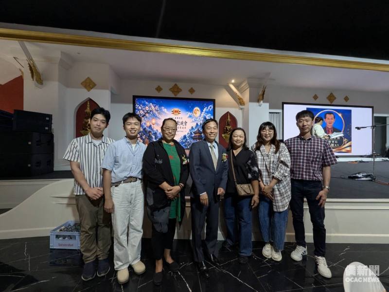 駐泰國代表處僑務組組長許世榕與建華中學及建華高中師長合影