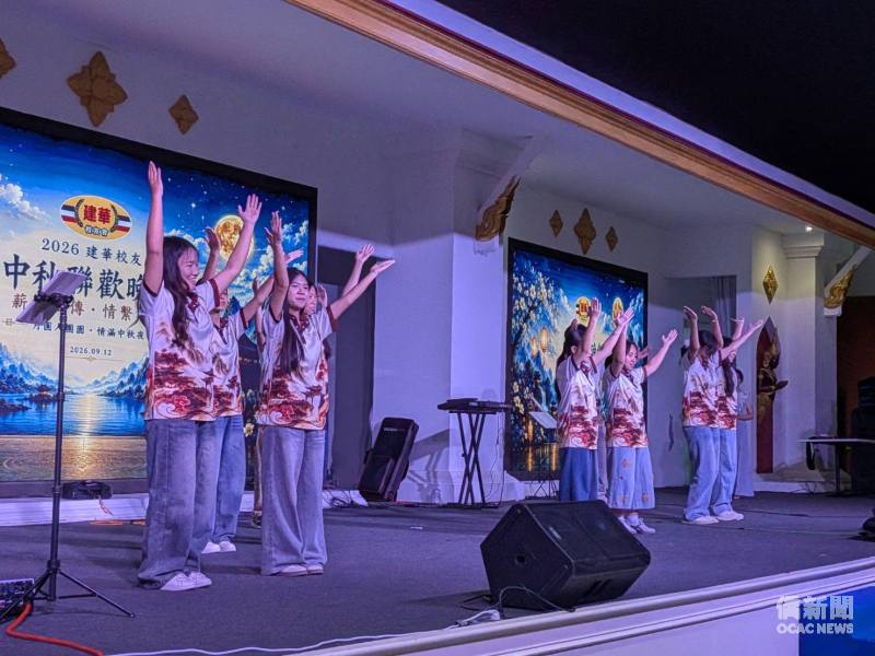 建華中學學生表演