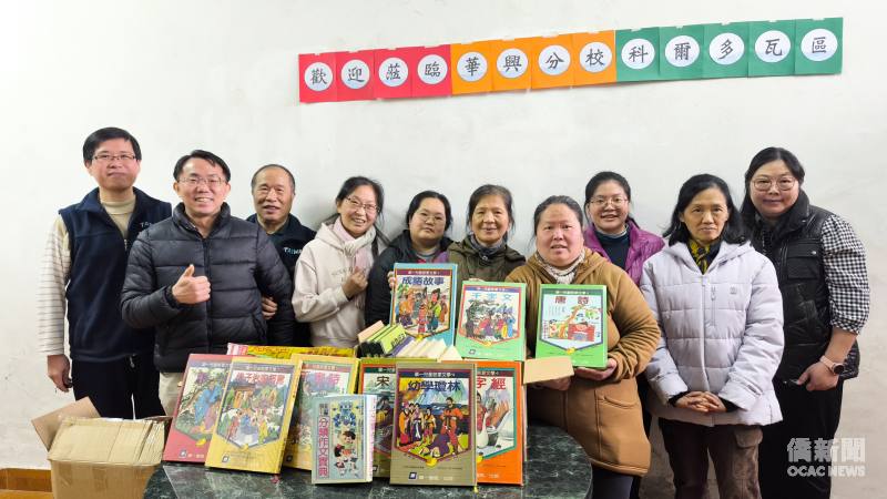 阿根廷臺灣僑民聯合會捐贈逾百本兒童及青少年華語閱讀書籍予華興中文學校Córdoba分校，書籍自布宜諾斯艾利斯運送約700公里至當地；阿根廷臺灣僑民聯合會秘書長邱建銘(左一)、僑務秘書丁健民(左二)及分校代表許坤龍(左三)，與校方教師合影。