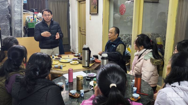 僑務秘書丁健民(圖中站立者)與華興中文學校Córdoba分校教師進行僑教座談，了解當地華語教學需求，並就僑教政策及相關資源交換意見。