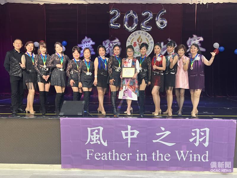 評審林貴香(右六)頒發優勝隊伍獎狀。