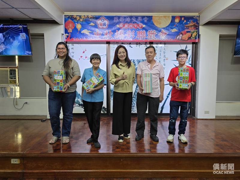 梁俊如（中）與各桌「狀元」得主合影，分享遊戲勝出的喜悅。