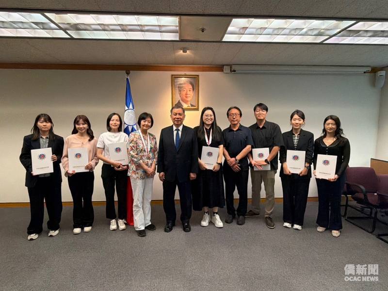 駐韓國代表處丘高偉代表(左五)與得獎教師合影