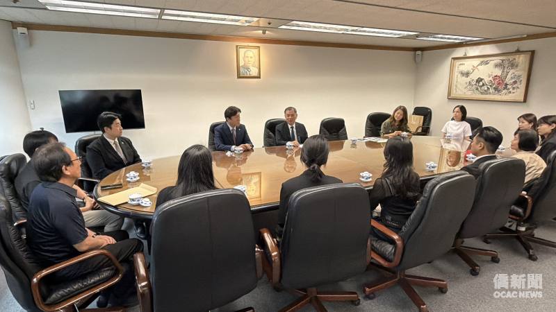 丘高偉代表與僑團校出席人員進行意見交流