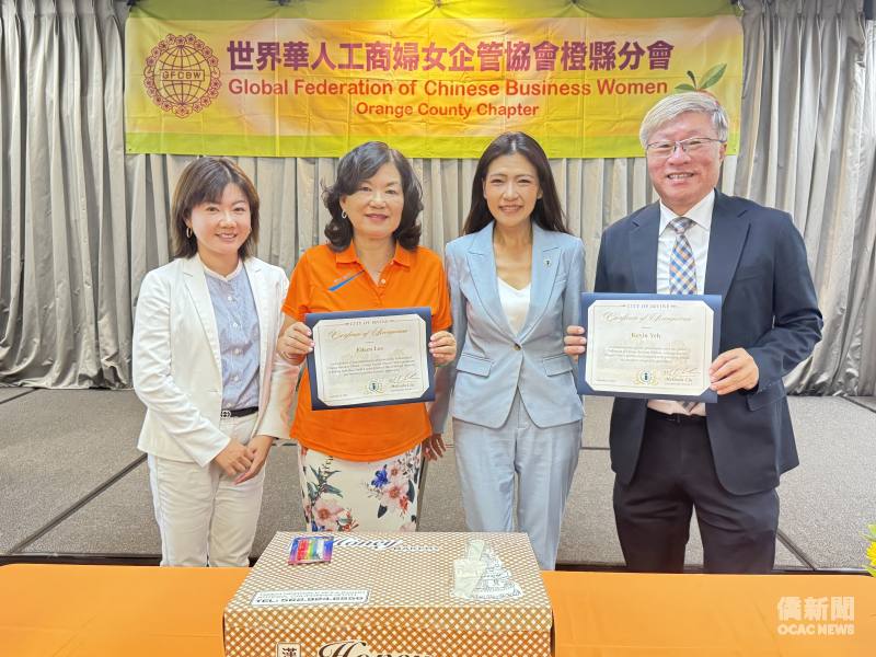 爾灣市議員劉令淳（右二）及橙縣文教中心主任蕭蓓如（左一）頒贈表揚狀給講師劉長慧（左二）與葉俊麟（右一）。