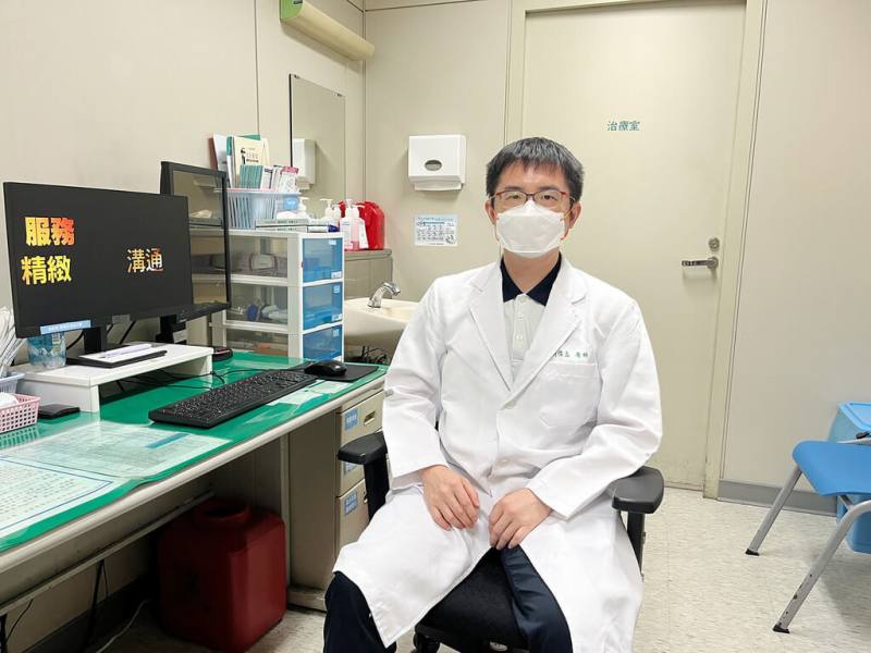 台中市澄清醫院中港院區皮膚科主任柯偉立（圖）14日表示，因掉髮而求診患者中，約3成是體內缺鋅造成，建議多吃含鋅食物，如牡蠣、南瓜子等。（澄清醫院提供）