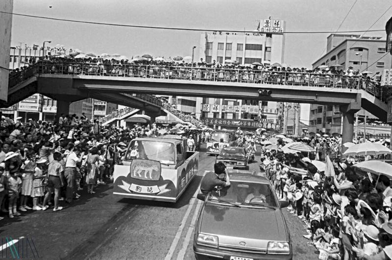 1986年9月14日圓山動物園大搬家，吸引成千上萬民眾在北市街頭圍觀。（國發會檔案局提供）