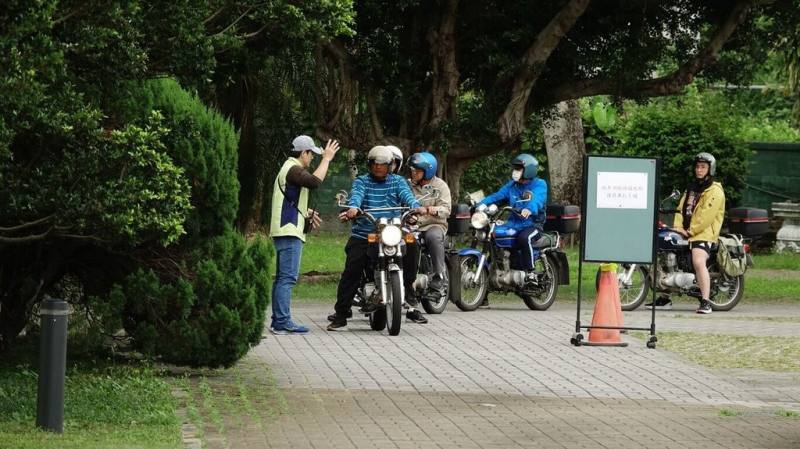 林保署花蓮分署招募森林護管員，14日起開放報名，這份工作不只要有守護山林的熱情，更要有好體力，第一關得挑戰騎乘循環檔機車、及揹20公斤重物完成1500公尺跑走測驗，通過後才能繼續筆試與口試。圖為考生騎乘循環檔機車測驗。（林業及自然保育署花蓮分署提供）