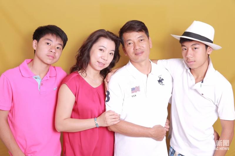 楊菁萍（左二）和夫婿王兆基（左三），見證了企業和社區共榮成長的過程。