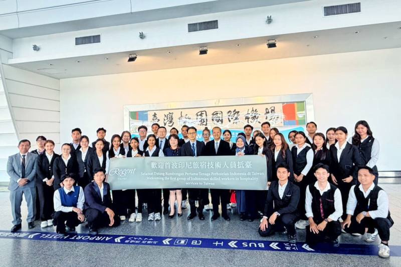 勞動部推動「跨國技術人力精進方案」因應產業缺工，首波35名印尼籍外國技術人力14日抵台。勞動部勞動力發展署跨國勞動力延攬中心副主任黃偉誠（中左）及駐台北印尼經濟貿易代表處代表（Arif Sulistiyo）（中右），14日上午親自前往桃園國際機場接機。（駐台北印尼經濟貿易代表處提供）