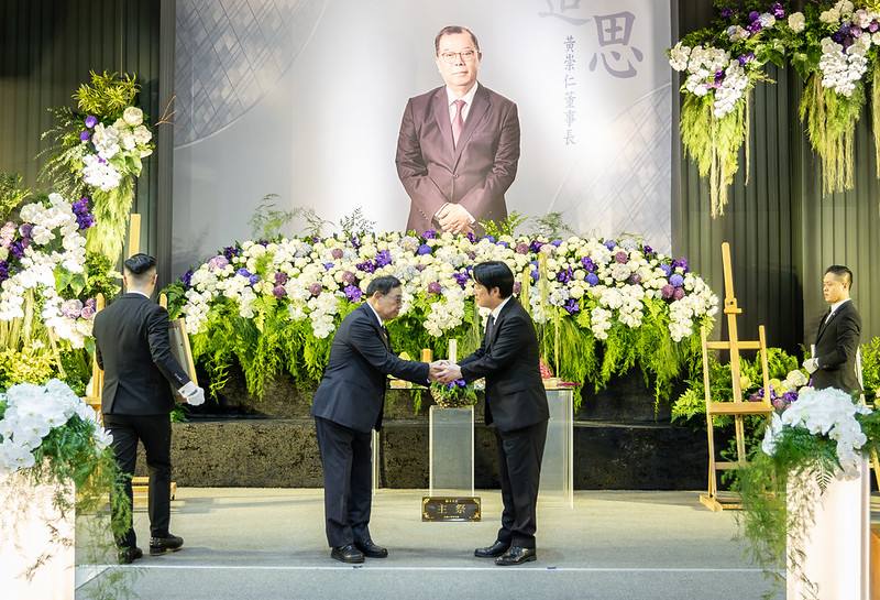 賴清德總統12日上午頒贈褒揚令予力晶積成電子製造股份有限公司創辦人暨董事長黃崇仁，表彰其對國家社會的貢獻