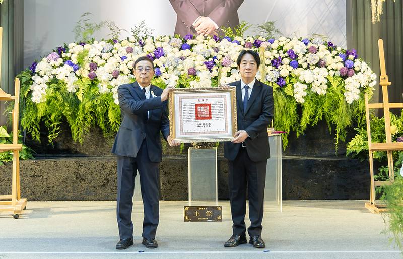總統頒贈力晶積成電子製造股份有限公司創辦人暨董事長黃崇仁褒揚令，由黃董事長長兄黃崇恆董事長代表接受