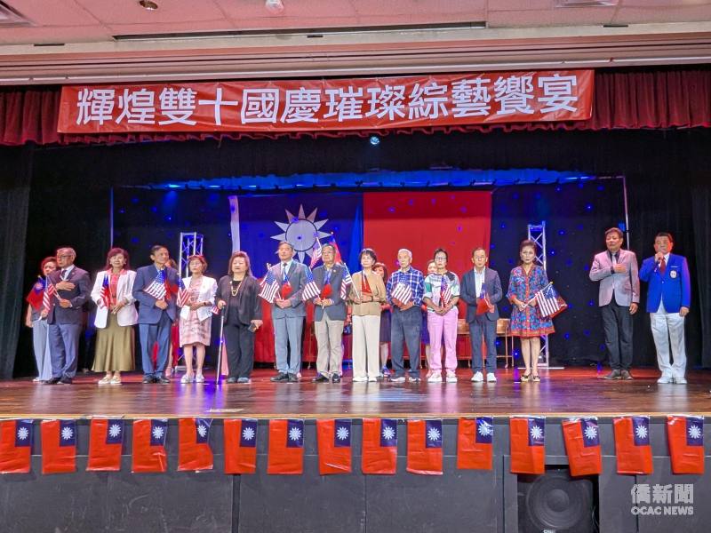 楊震南（右一）領唱中華民國國歌。