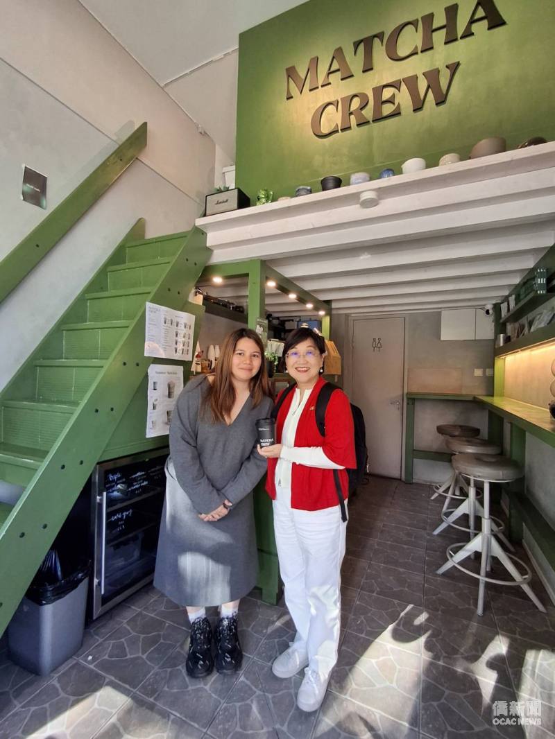 徐佳青與創辦「Matcha Crew」茶飲之僑青合影