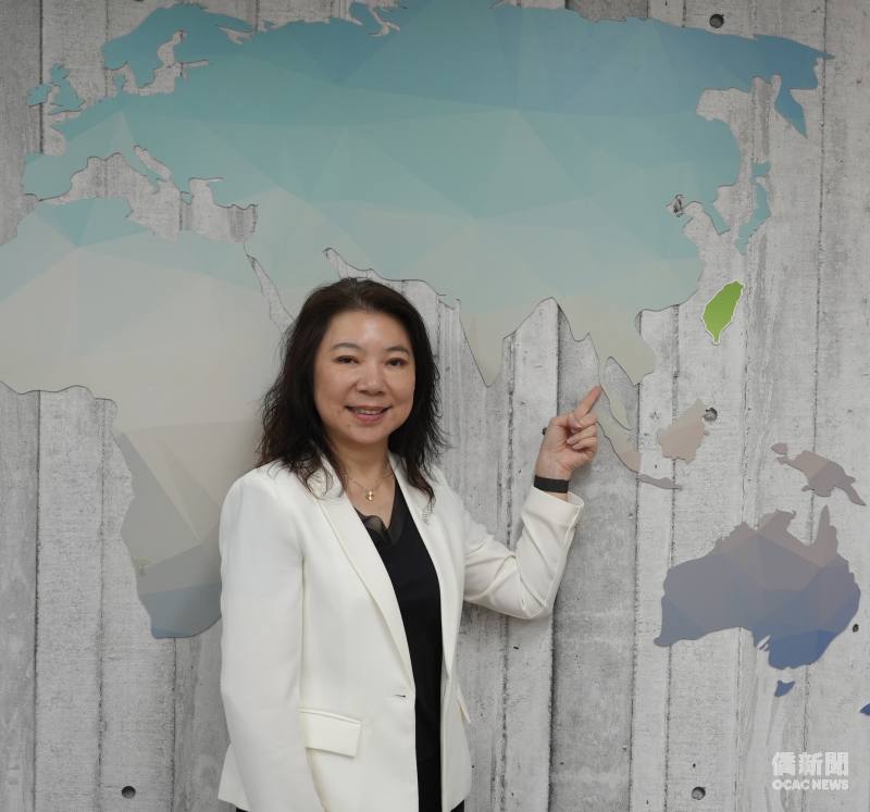 楊菁萍是臺灣女兒，回首25年前因為不服輸而勇闖荒野的勇氣，到接觸僑社後更上層樓的成績，她致謝自己的勇氣、上天賦予的運氣，也致謝貴人們。