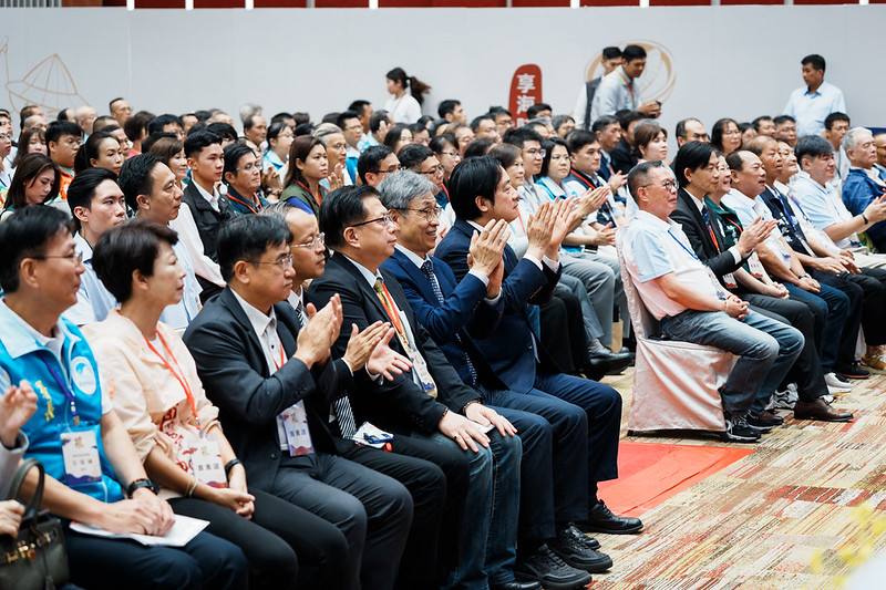 總統抵達時，首先觀賞「鎮海國小-太鼓隊」的開場演出及「台灣漁人」主題影片