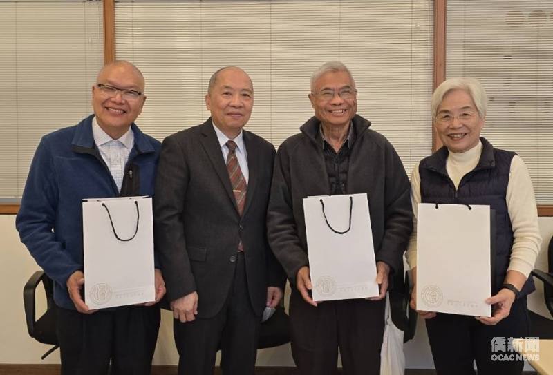 林志孟（左2）致贈禮物給評審老師廖世秉（右2）、陳翠璧（右1）、黃家豐（左1）感謝他們的辛勞