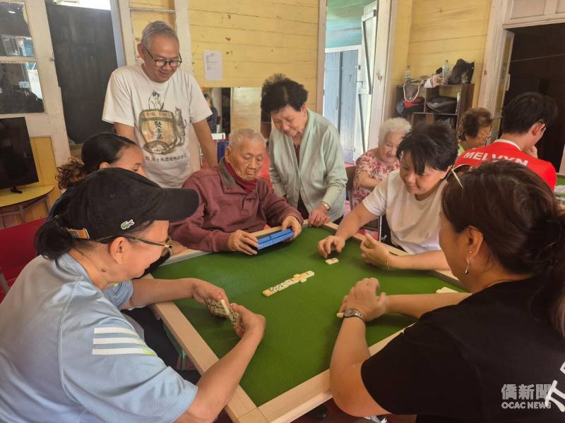 老中青集中進行骨牌遊戲，趣味十足