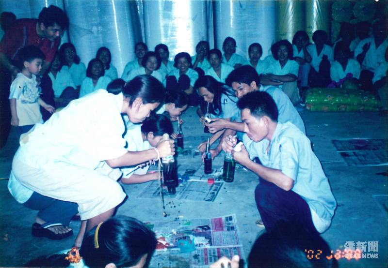 出口第十個貨櫃時，楊菁萍和工廠的員工席地而坐，在工廠地板上開席慶功；夫婿王兆基還帶著年幼的兒子一同慶祝(左後紅衣男子及小孩)。