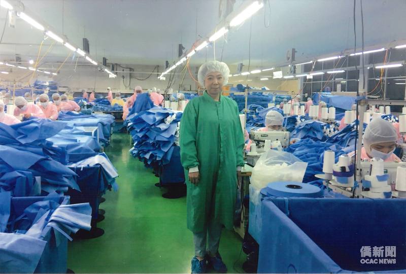 自嘲「戇膽(gōng-tánn）」的楊菁萍坦承在泰國創業初期其實並不熟悉生產線，親自帶頭和泰國員工摸索，居然奇蹟似地成功出貨。