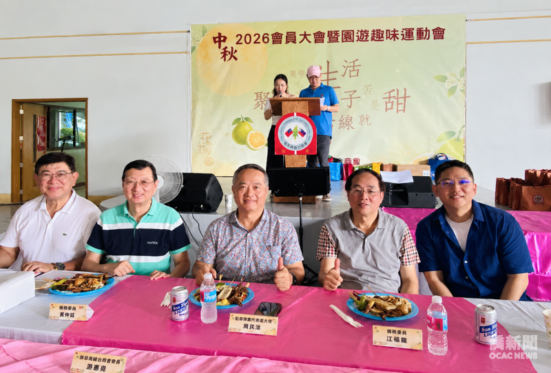 活動現場合影，左起菲華文經總會常務委員黃仲廷、僑務委員陳柏材、周民淦、僑務委員江福龍及菲華文教中心主任莊博智。
