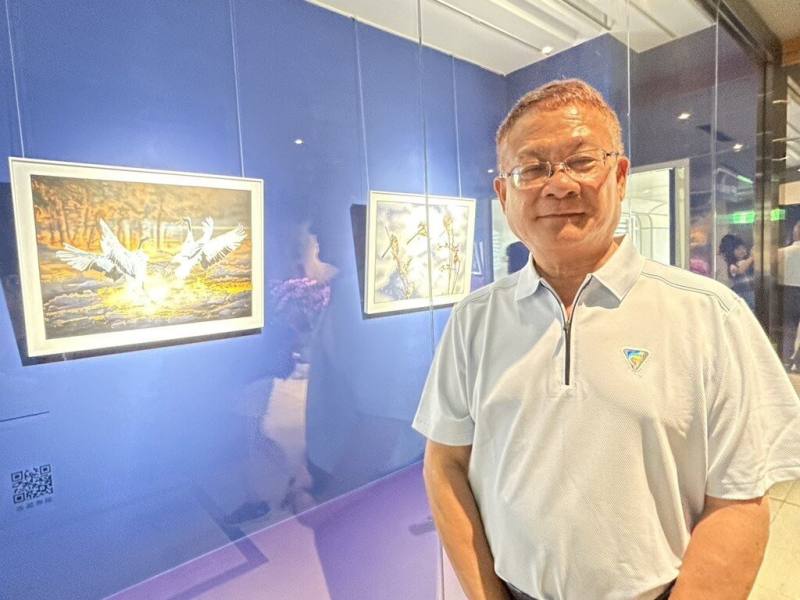 台中市攝影學會前理事長張國龍（圖）「雪之形」攝影個展13日在中友時尚藝廊開幕，共展出27件作品，主要呈現日本北海道雪境之美。（中友時尚藝廊提供）