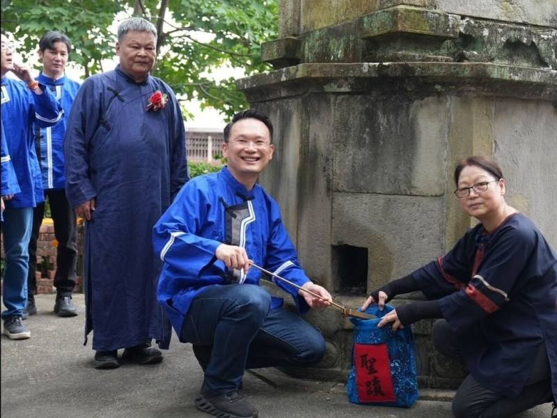 桃園市副市長蘇俊賓（右2）13日出席龍潭送聖蹟祭典時表示，惜字亭、送聖蹟是重要客家文化，更是客家族群以自己的奉獻與努力，最原汁原味保留華人傳統的主流文化。（桃園市政府新聞處提供）