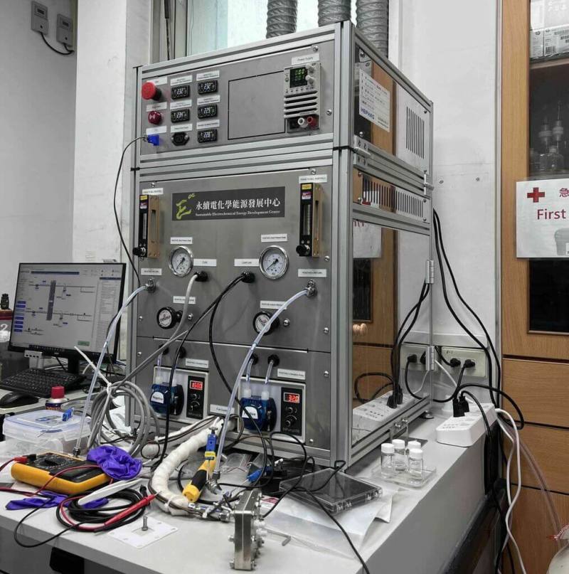 國立台灣科技大學5組團隊榮獲「未來科技獎」，研究成果包含綠氨、綠氫、資安、智慧穿戴及材料設計等領域，其中包含打破綠氫成本天花板的次世代省電20%雙盈電解產氫系統。（台科大提供）
