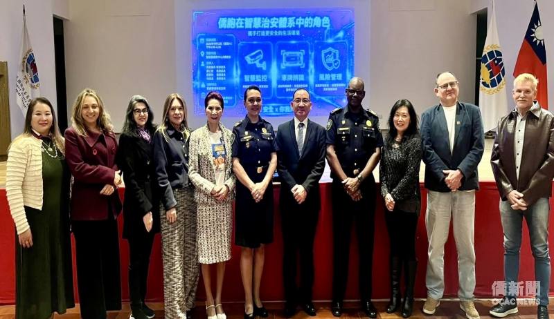 聖保羅文教中心主任尤正才（右5）、巴西華人資訊網創辦人支黃秀莉（右7）和巴西貴賓合照