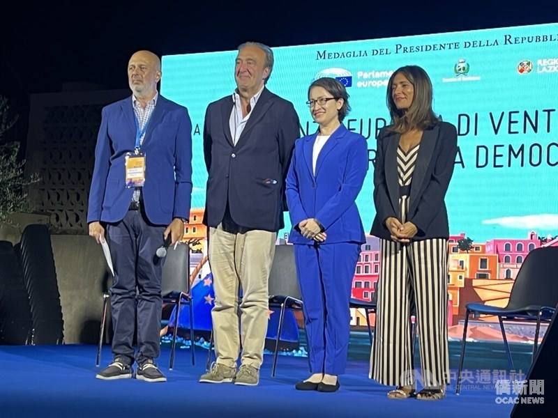 Vice President Hsiao Bi-khim (second right), European Parliament Vice President Pina Picierno (first right), and former Italian foreign affairs undersecretary Gianni Vernetti (second left) pose for photos at the Ventotene European Conference for Freedom a