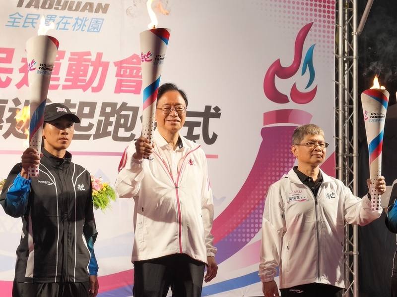 115年全民運動會10月將在桃園盛大登場，運動部全民運動署長房瑞文（右1）與桃園市長張善政（右2）13日晚間共同點燃聖火。