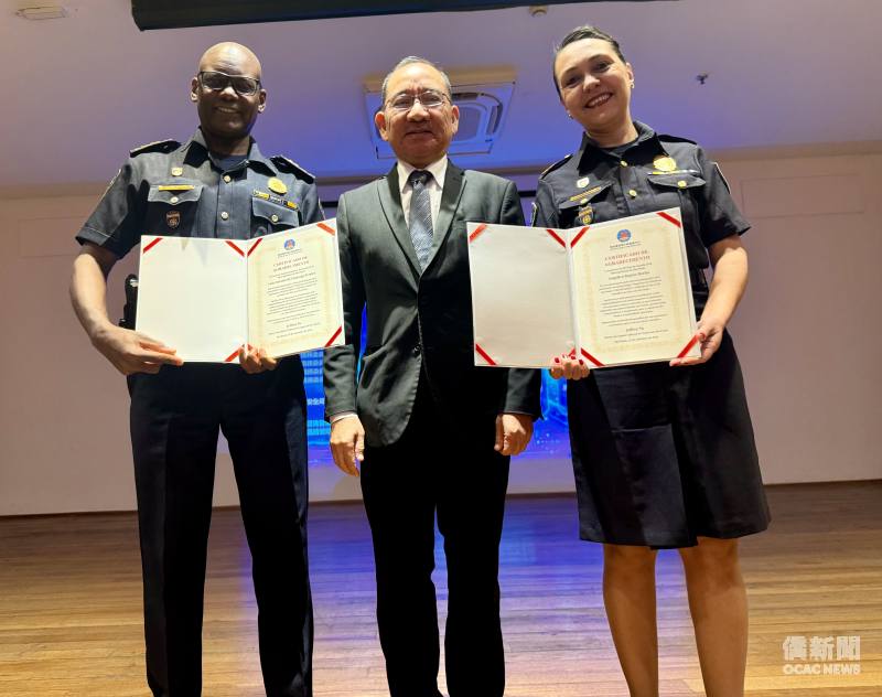 尤正才（中）致贈感謝狀給兩位講座，左為聖保羅市衛隊總督察 Luiz Antonio 、右為聖保羅市衛隊分區督察Angelica Regina Rocha，感謝他們的支持