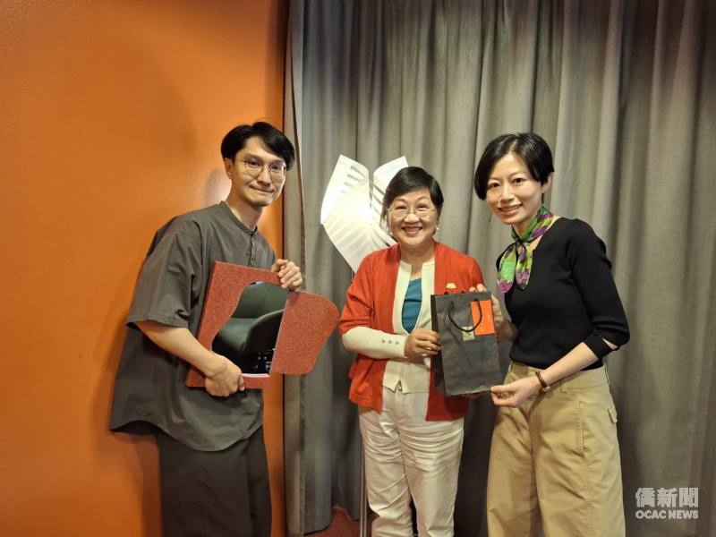 僑務委員會委員長徐佳青(中)與「Studio D-ja」設計事務所創業僑青合影