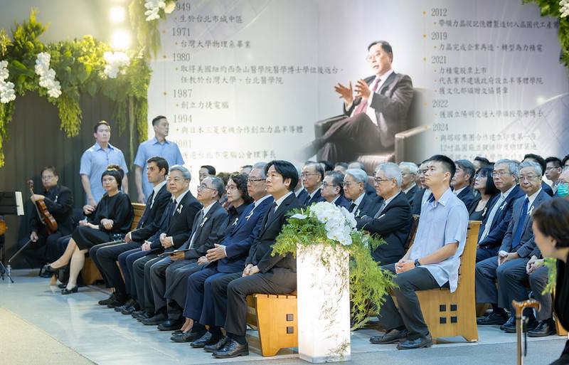 總統頒贈褒揚令　表彰黃崇仁董事長對國家社會的重大貢獻