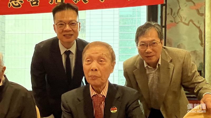 中華公所主席雷國輝（右）及康雅雄（左）謝謝黃官羨（中）熱心服務社區。