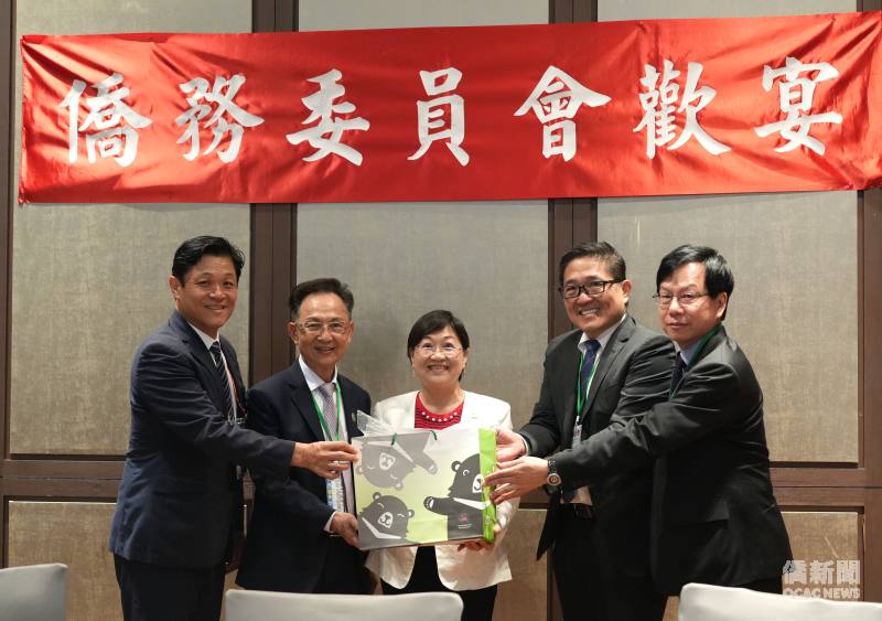 僑委會委員長徐佳青致贈禮品予訪問團(左起:日本團團長陳五福、馬來西亞團團長劉惟祥、徐佳青、總團長林凱民、菲律賓團團長白適榮)