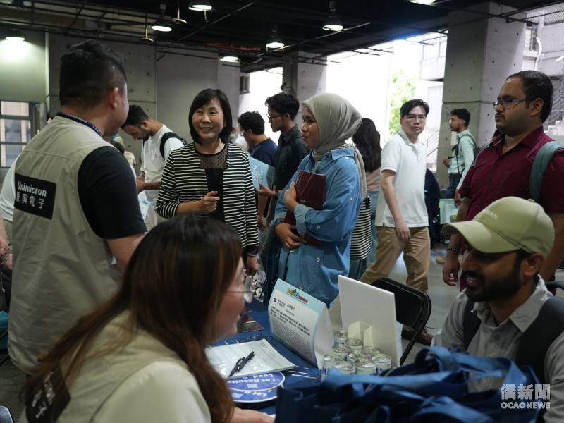 榮幼娥訪視就業媒合會，關心企業與僑生在就業相關問題。