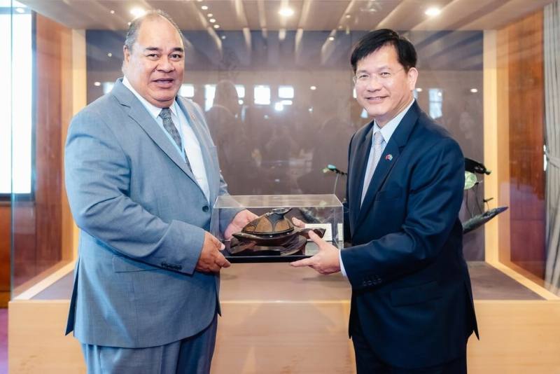 外交部長林佳龍（右）14日以午宴歡迎吐瓦魯國外交、勞工及貿易部長帕納巴（左）訪台，並互贈禮品。（外交部提供）