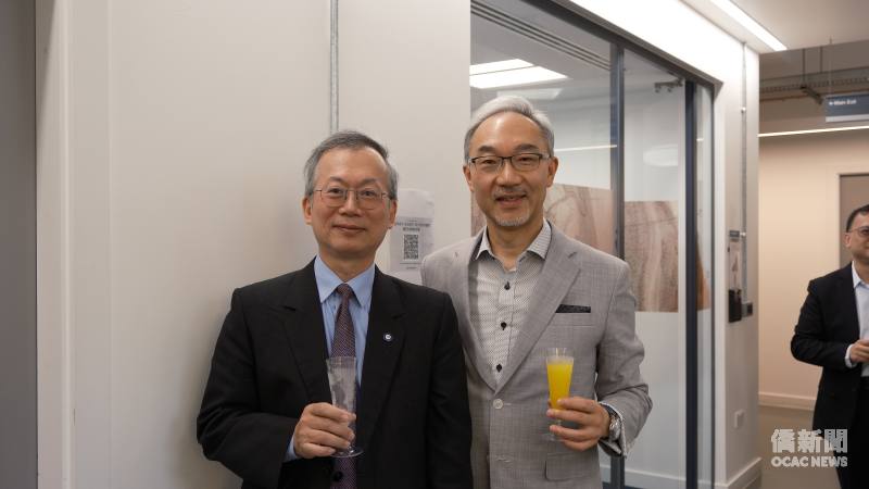 國立政治大學李蔡彥校長（左）與駐英國代表處大使姚金祥（右）於活動現場合影。