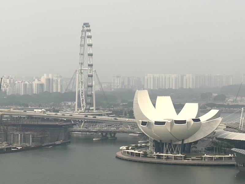 受區域火場影響，新加坡天空籠罩一層灰色煙霾，部分地區空氣品質不佳。