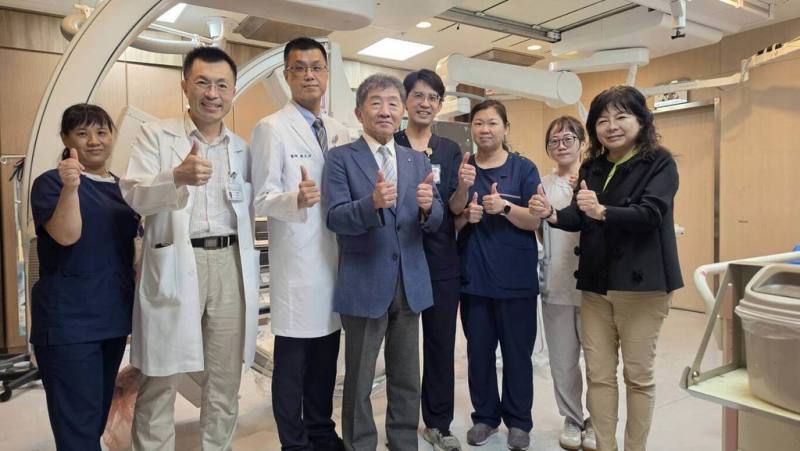 行政院政務委員陳時中（左4）14日訪視衛生福利部澎湖醫院，肯定醫院將智慧科技落實為第一線醫療服務成果。（澎湖醫院提供）