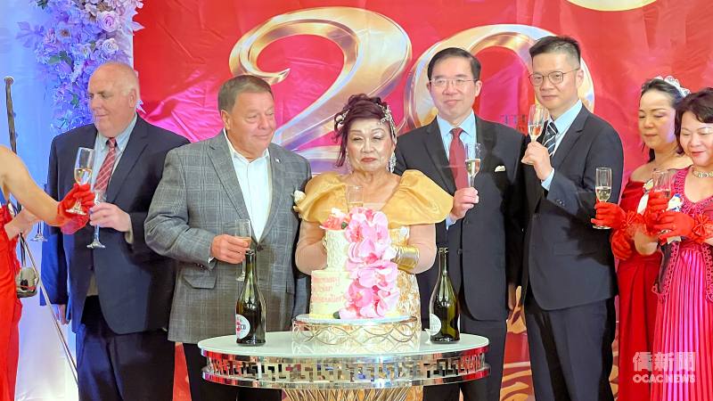 左起：波士頓市議員Ed Flynn、昆士市長Tom Koch、黎雯、駐波士頓辦事處組長黃耀良、波士頓文'教中心主任康雅雄和獲獎精英們舉起手中香檳一起切蛋糕慶祝。