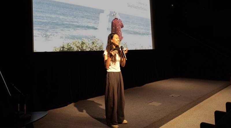 台芬短片影展「環海的眼睛」在芬蘭赫爾辛基 Kino K13 電影院舉行，策展人簡辰恩於台上向北歐觀眾介紹台灣與芬蘭新生代導演的短片作品。