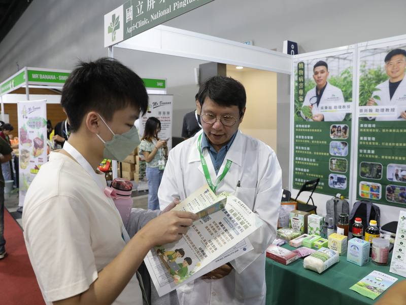 屏東科技大學在馬來西亞農業科技展設置「農業診療室」，提供植物病蟲害與土壤診斷諮詢，並向農民介紹植物診療及相關農業知識。