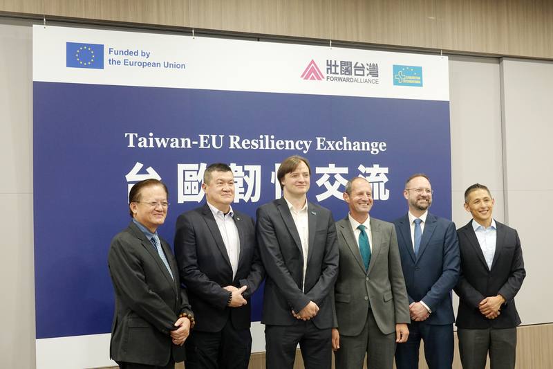 壯闊台灣聯盟14日舉行「台歐韌性交流」宣布儀式，歐洲經貿辦事處長谷力哲（右3）、內政部次長馬士元（左2）、壯闊台灣聯盟創辦人吳怡農（右1）及國際撒瑪利亞人歐盟辦公室總監魏登佳（左3）等參與。